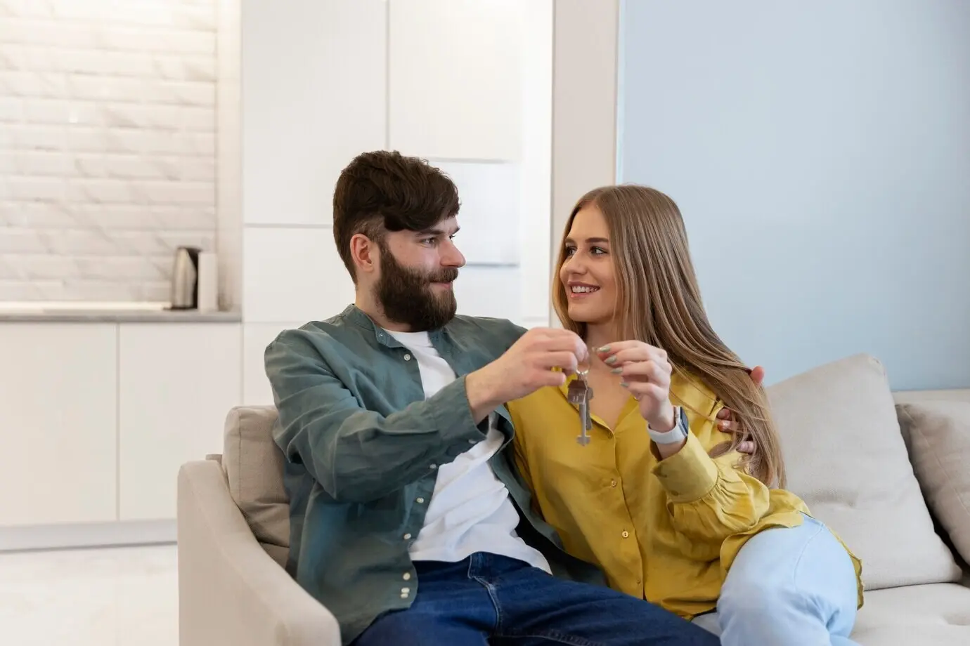 Glückliches Paar hält die Schlüssel zum neuen Haus.