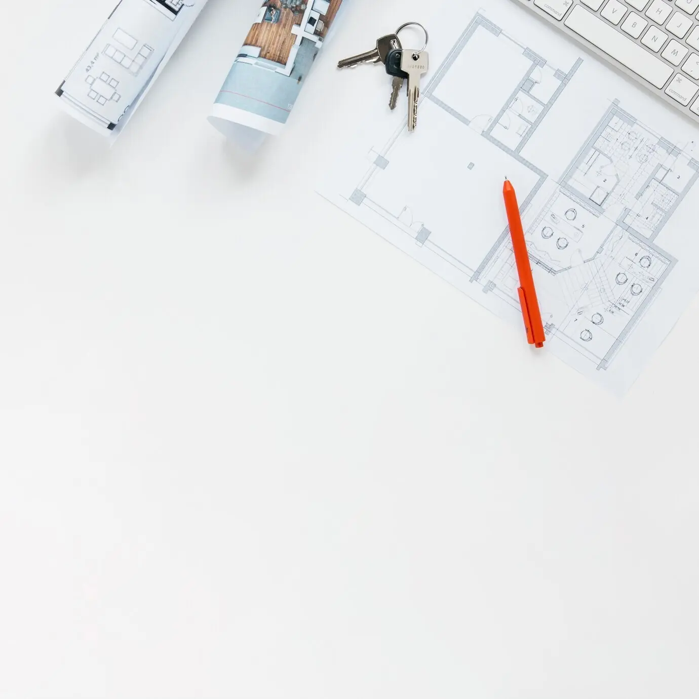 Bauplan mit Schlüsseln und rotem Stift, isoliert auf weißem Hintergrund.